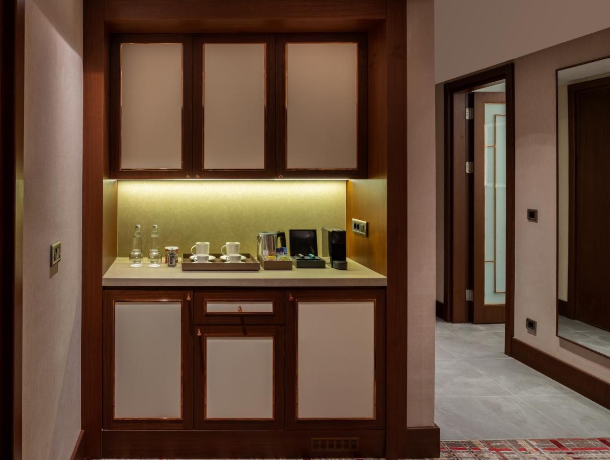 Moevenpick Hotel Istanbul Asia Airport ภายนอก รูปภาพ A wet bar in a hotel room