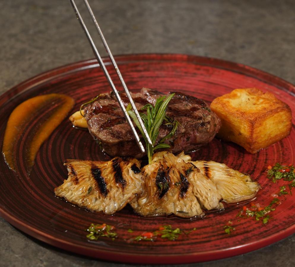 Moevenpick Hotel Istanbul Asia Airport ภายนอก รูปภาพ A steak with grilled pineapple